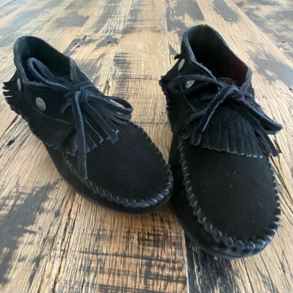 SOLD ON OTHER PLATFORM***MINNETONKA Moccasins. Size 9.5
